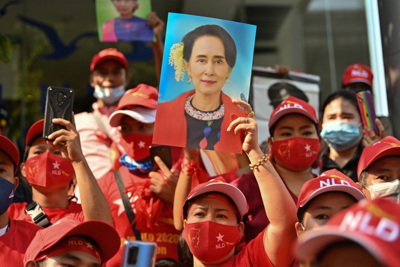 زعيمة ميانمار المخلوعة تظهر لأول مرة منذ الانقلاب