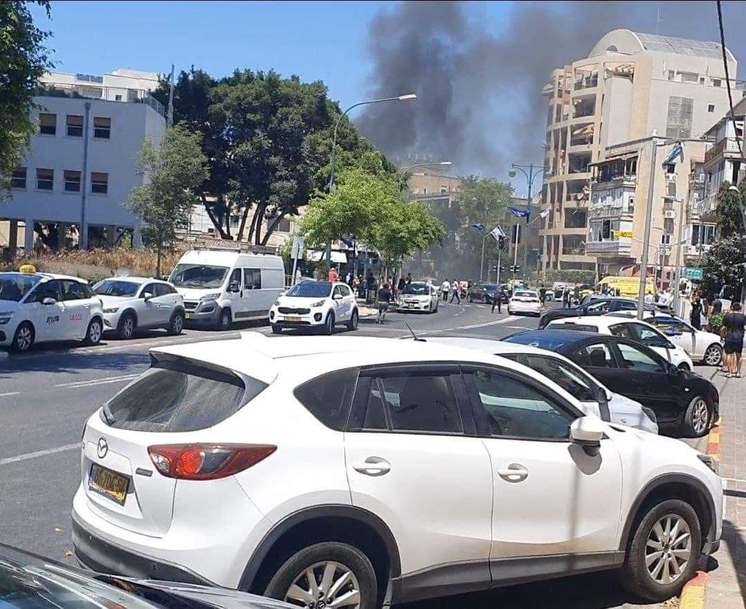 سقوط صواريخ بمحيط تل أبيب ومقتل إسرائيلي وإصابة آخرين