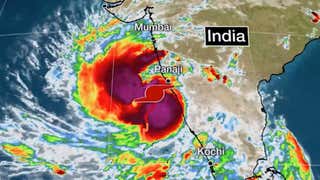 شاهد إعصار شديد يضرب الهند 