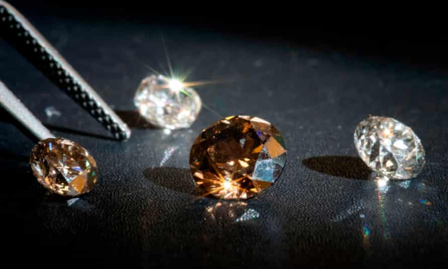 شركة دنماركية عملاقة تتخلى عن صناعة الألماس الحقيقي