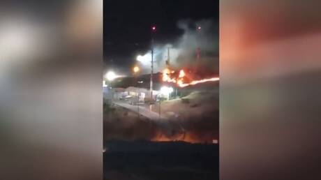 لحظة إحراق معبر الزيتونة العسكري في القدس