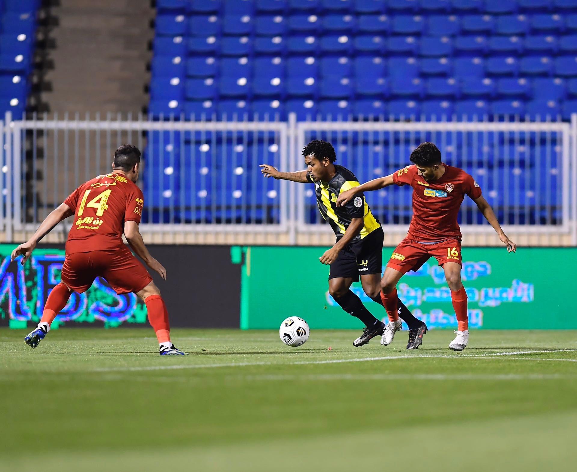 ضمك يحرم الاتحاد من وصافة دوري محمد بن سلمان