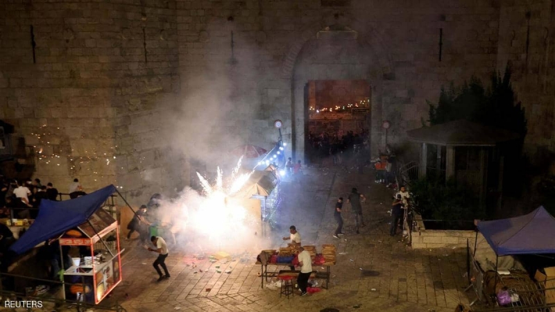 شاهد لحظة تدمير أحد البنوك في غزة