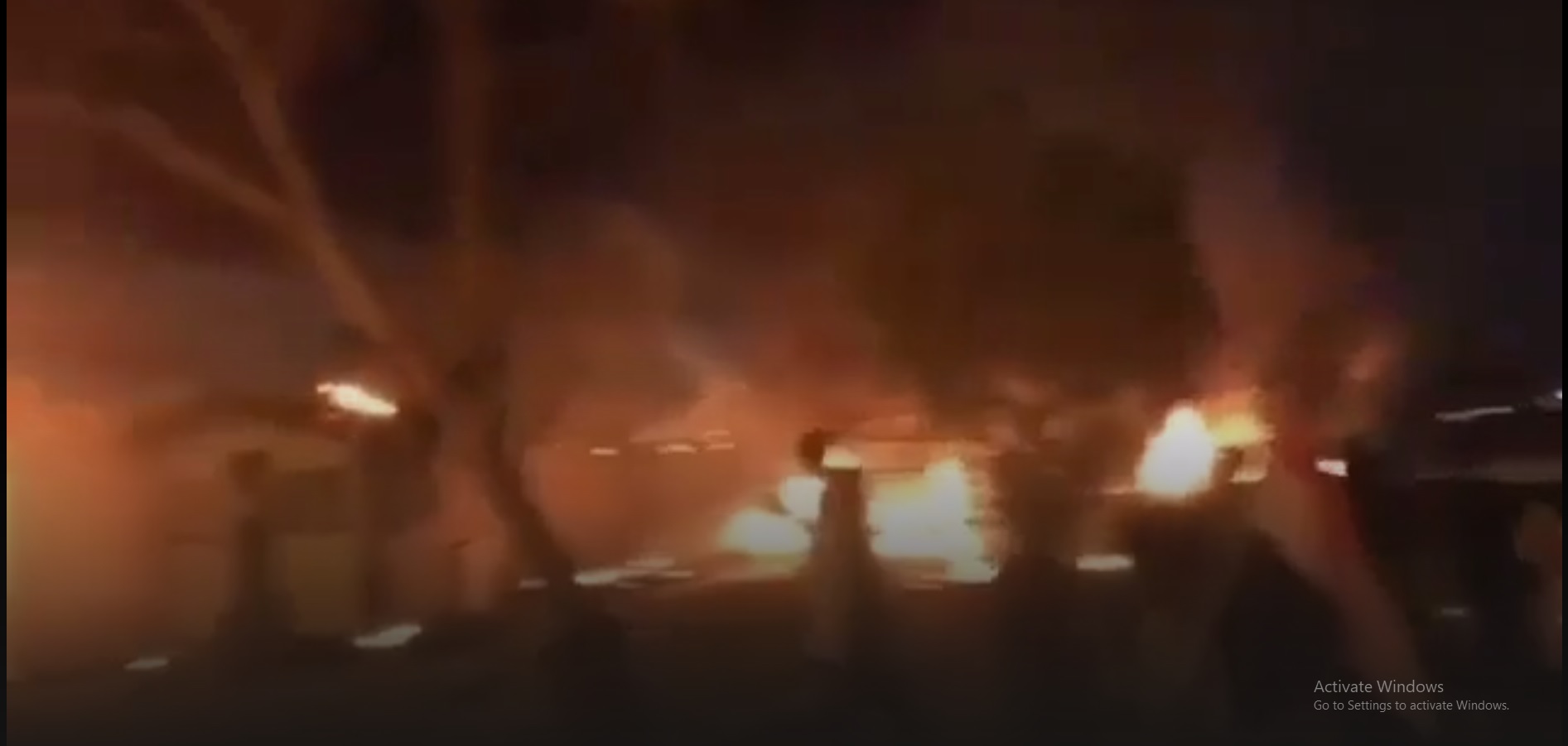 متظاهرون يضرمون النار بقنصلية إيران في كربلاء