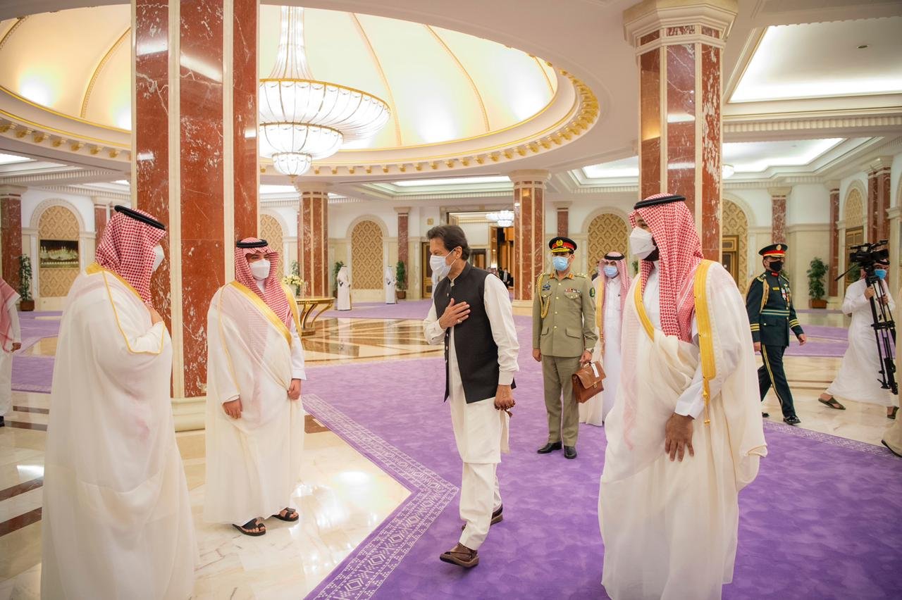 محمد بن سلمان وعمران خان يوقعان على اتفاق إنشاء مجلس التنسيق الأعلى السعودي الباكستاني