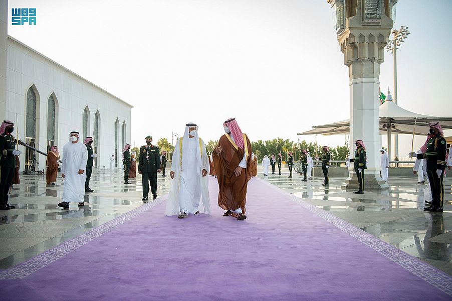 سجاد المراسم البنفسجي يستحضر فن حياكة السدو السعودي