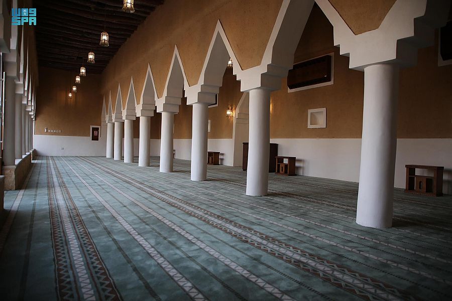 مسجد الزرقاء بثرمداء بناؤه من الطين والحجر وسقفه من خشب الأثل