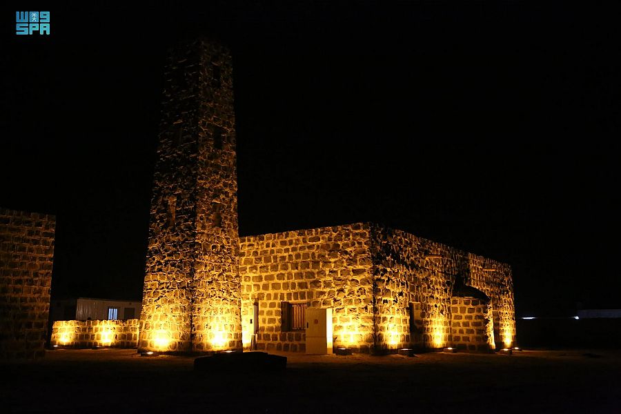 مسجد العيساوية بالجوف طراز معماري فريد بني من الحجر الأسود