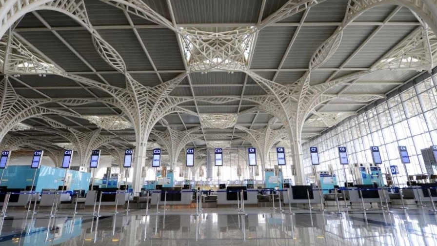 جوازات مطار الأمير محمد بن عبدالعزيز تستقبل أولى رحلات معتمري الخارج