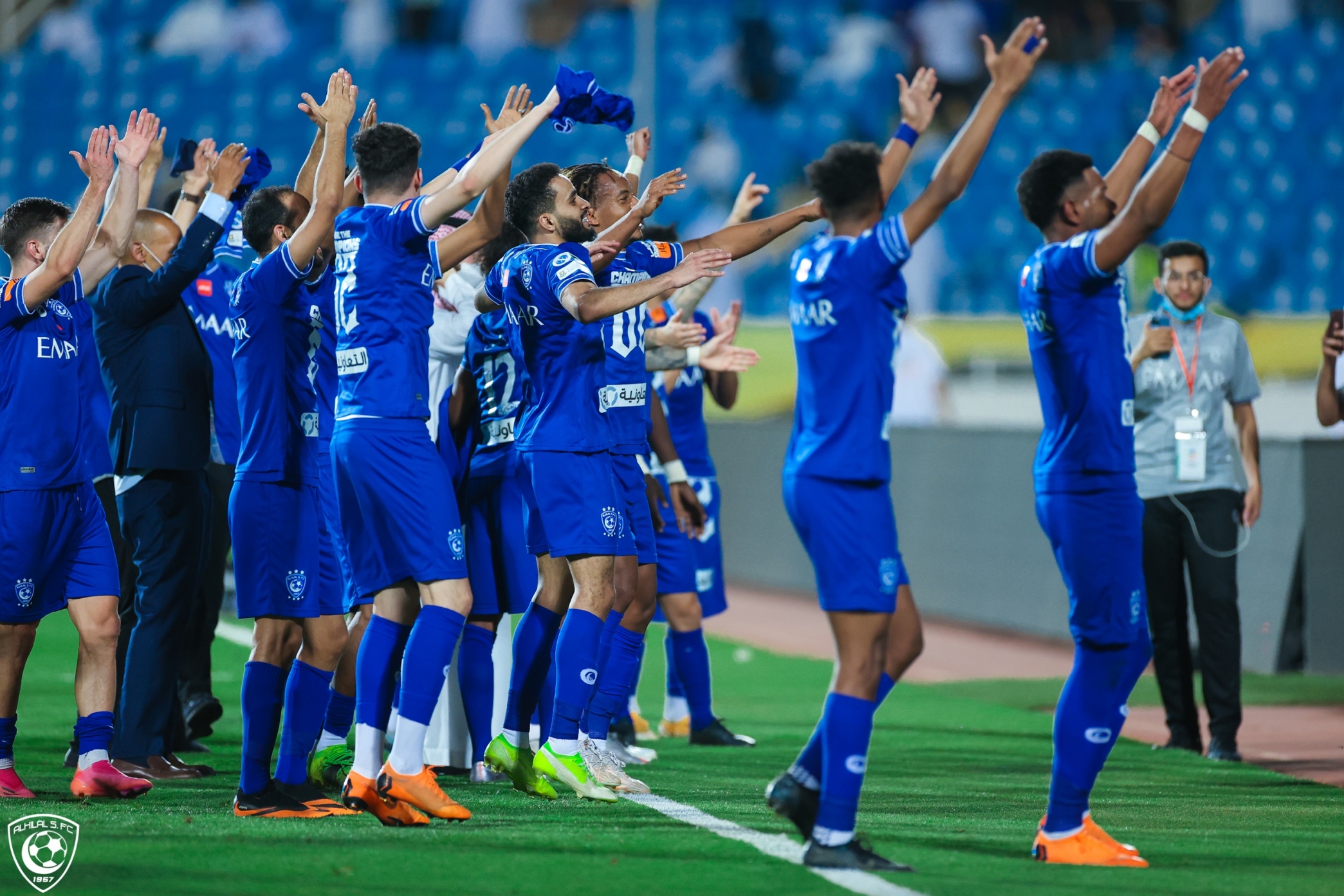 مدرب عالمي يقترب من الهلال