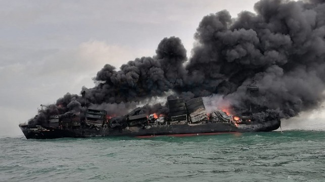 شاهد.. النيران تلتهم سفينة مكتظة بنحو 200 راكب