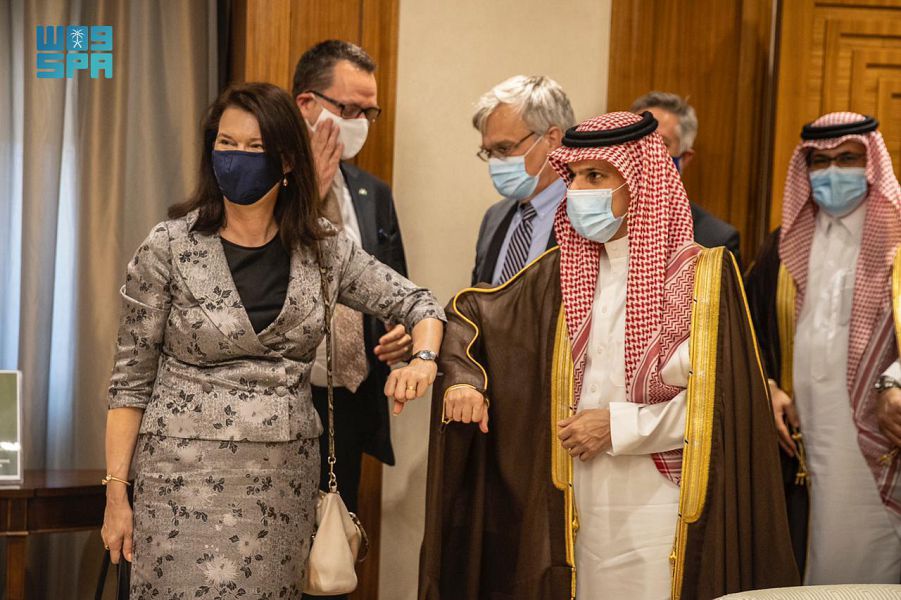 وزير الخارجية يبحث مع نظيرته السويدية الجهود المشتركة لإنهاء أزمة اليمن