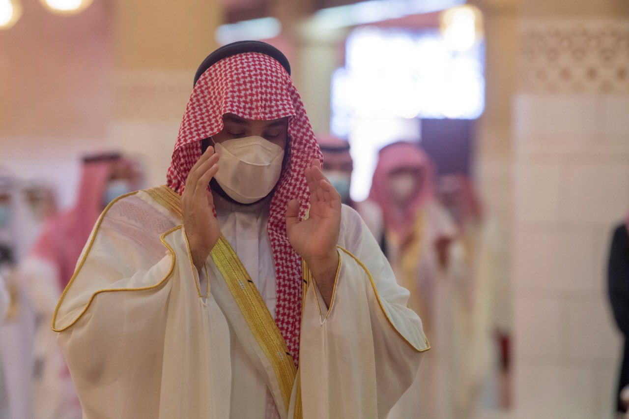 الأمير محمد بن سلمان يؤدي صلاة عيد الفطر في جامع الإمام تركي بن عبدالله بالرياض