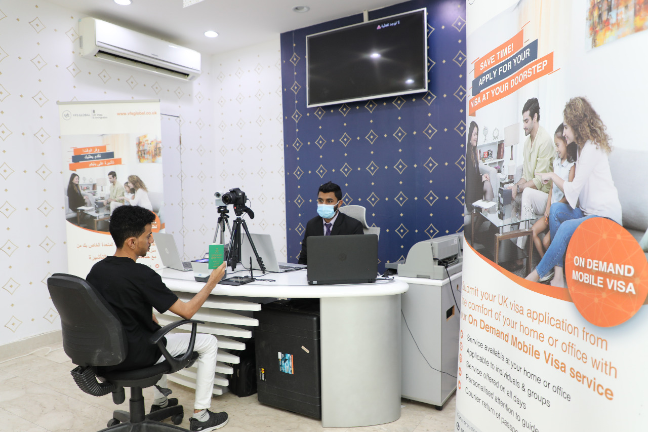صدور أول تأشيرة سفر لعائلة سعودية إلى المملكة المتحدة من غرفة جازان صدور أول تأشيرة سفر لعائلة سعودية إلى المملكة المتحدة من غرفة جازان