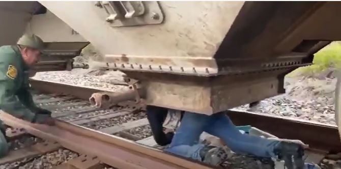 لحظة استخراج 25 مهاجرًا غير شرعيين من حاوية حبوب في أمريكا