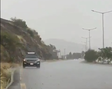 أمطار غزيرة ورعد وبروق في الطائف والمدينة المنورة