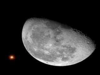 فلكية جدة: القمر سيقترن بزحل ويمكن رؤيته بالعين المجردة الليلة