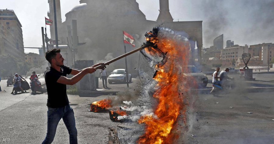 محتجون يرشقون مكتب نائب برلماني بالحجارة في لبنان