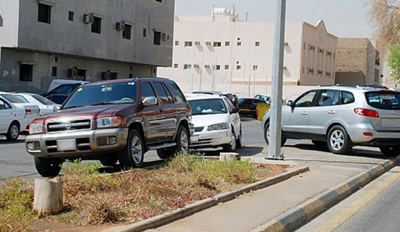 خبراء يقدمون مقترحات لحل أزمة مواقف السيارات في السعودية