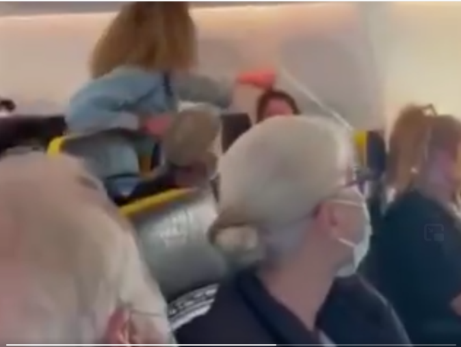 تصرف بذيء من إيطالية رفضت ارتداء الكمامة في الطائرة