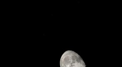 القمر يقترن بالمشتري الليلة