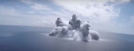 لحظة تعرض حاملة طائرات في البحرية الأمريكية لهجوم بـ18 طنًا من المتفجرات