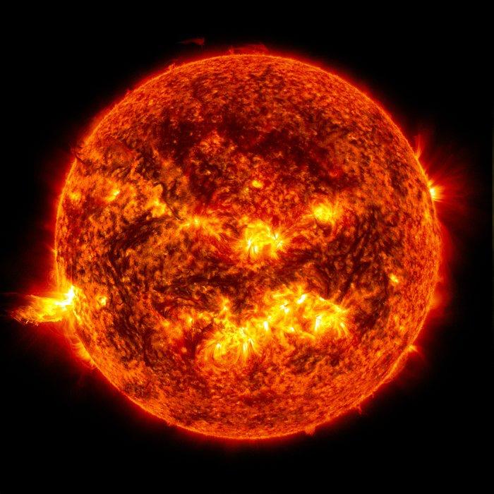 توهج شمسي يضرب الغلاف الجوي العلوي للأرض