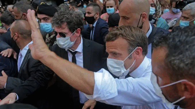 صفعة قوية من مجهول على وجه الرئيس الفرنسي ماكرون