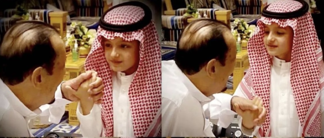 الملك سلمان مع حفيده عبدالعزيز بن خالد