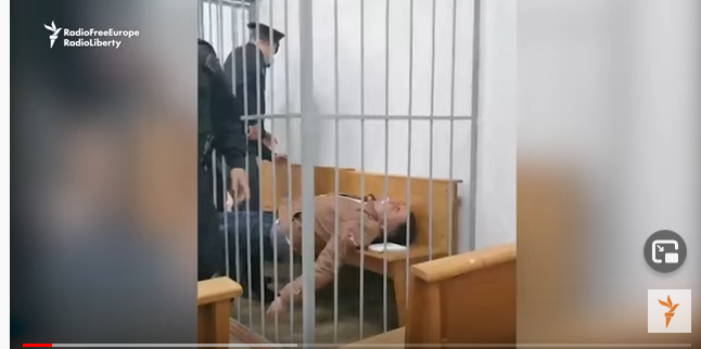 مشهد مروع.. معارض بيلاروسي يحاول قطع رقبته أثناء محاكمته