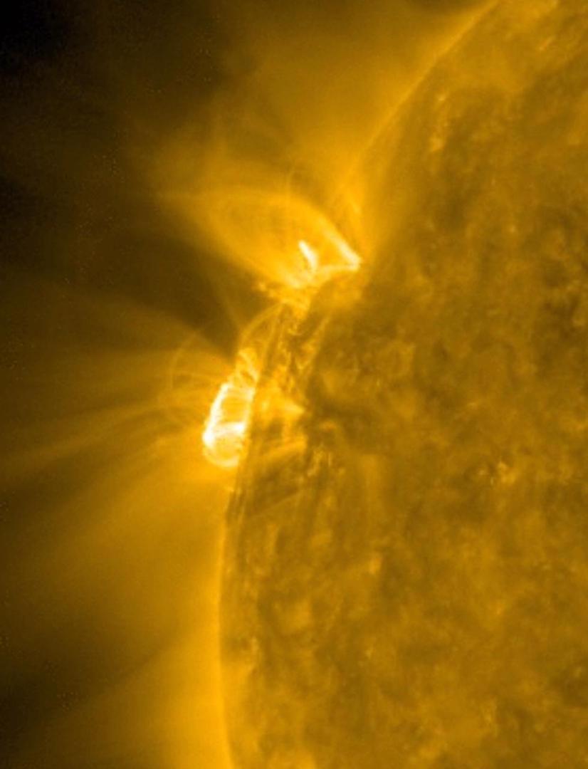فلكية جدة : انفجار ضخم خلف الشمس بقوة بلغت C3.4