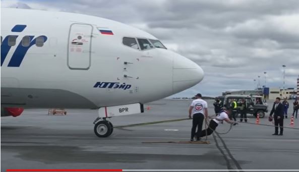روسي يسحب طائرة بوينغ 737 تزن 40 طنًّا