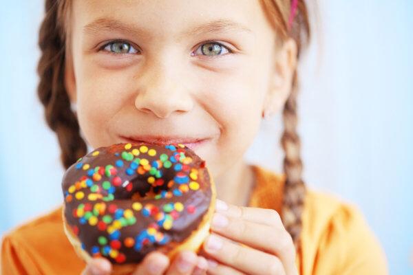 6 تأثيرات ضارة على الأطفال لزيادة تناول السكريات