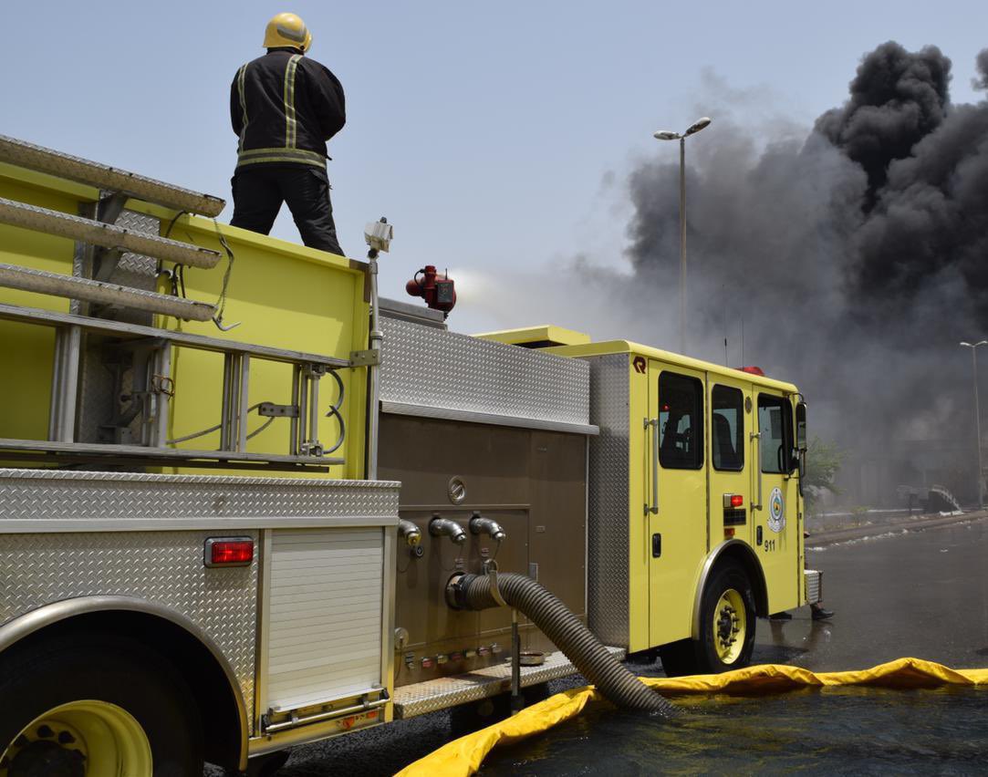 مدني جدة يخمد حريق مستودع حي الخمرة