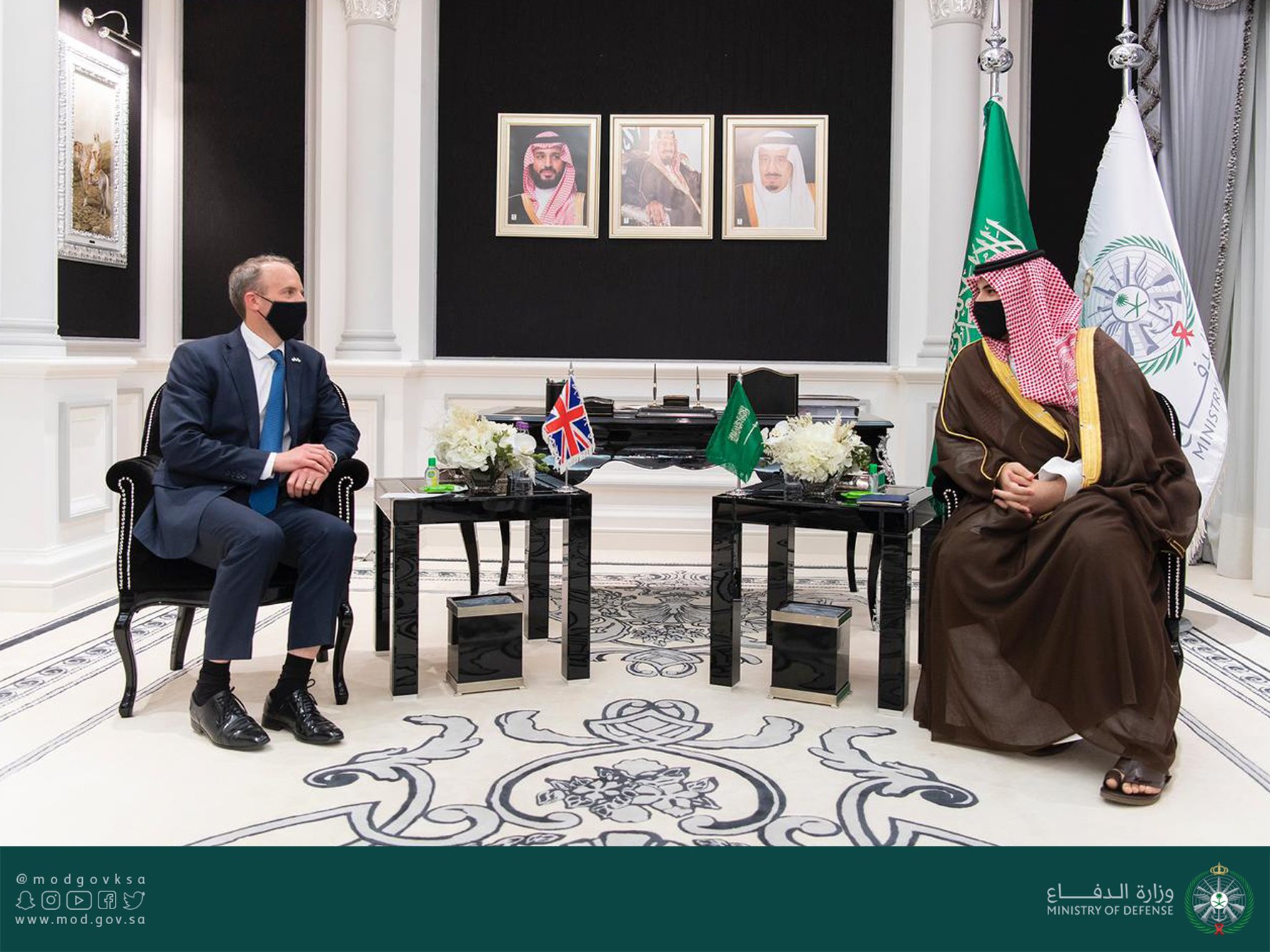 خالد بن سلمان يستعرض العلاقات الثنائية مع وزير خارجية بريطانيا