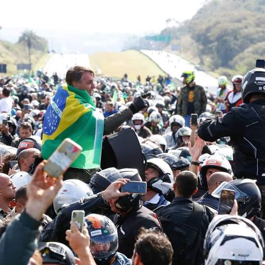 رئيس البرازيل يتلقى غرامة خلال قيادة دراجته النارية! (4)