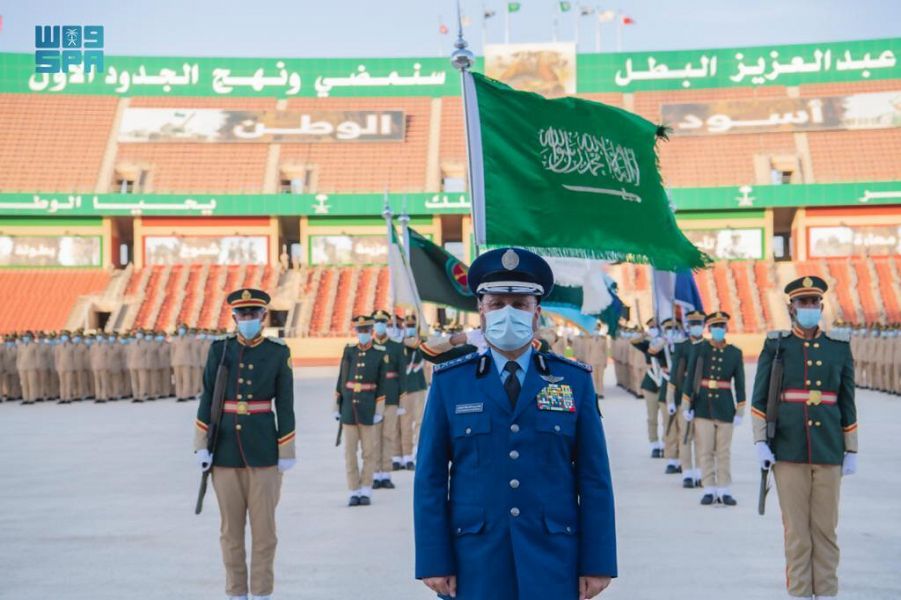 نيابة عن ولي العهد .. الفريق الرويلي يرعى حفل تخريج دورة تأهيل الضباط الجامعيين