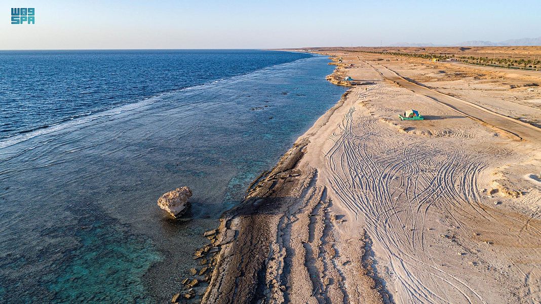 جمال المكان يلتقي بالأجواء المعتدلة في شاطئ الدرر بالوجه