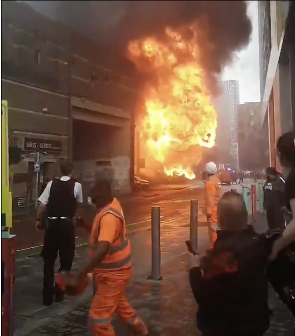 شاهد انفجار ضخم بمحطة قطارات في لندن