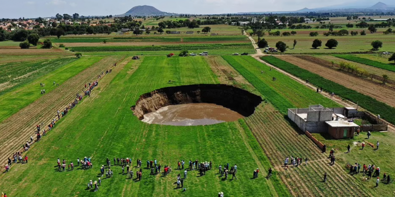 شاهد حفرة عملاقة تظهر من العدم في حقل مكسيكي ! (4)