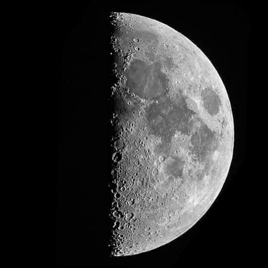 التربيع الأول لقمر صفر يزين سماء السعودية الليلة