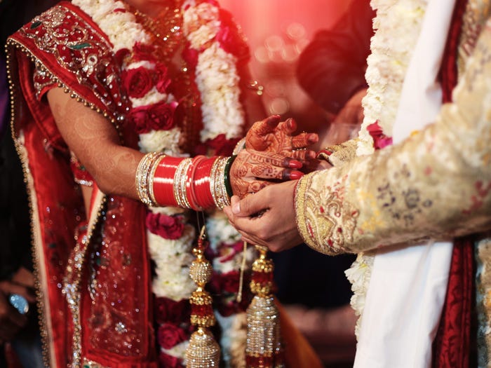 عروس هندية تتوفى في حفل زفافها والعائلة تتخذ قرارًا صادمًا !