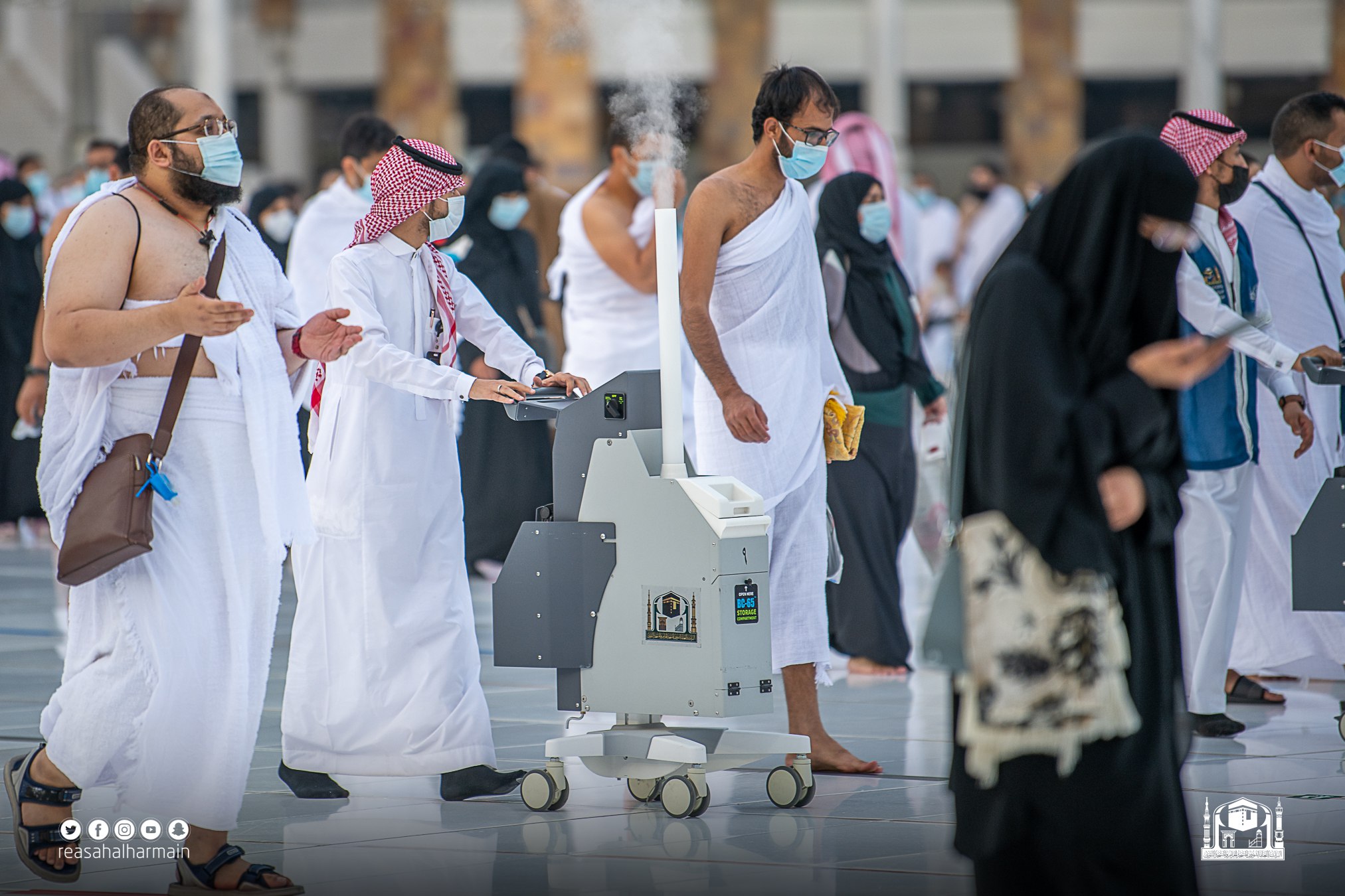750 موظفًا لتنفيذ عمليات التعقيم في المسجد الحرام