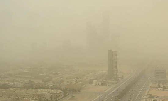 صورة أتربة تسبب شبه انعدام الرؤية في الرياض