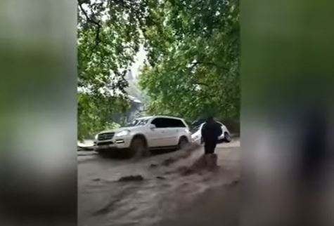 الفيضانات تغمر مدينة يالطا الروسية