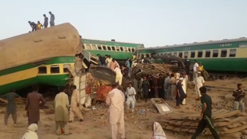 مشاهد أولية من تصادم قطارين في باكستان ووفاة 36 شخصًا