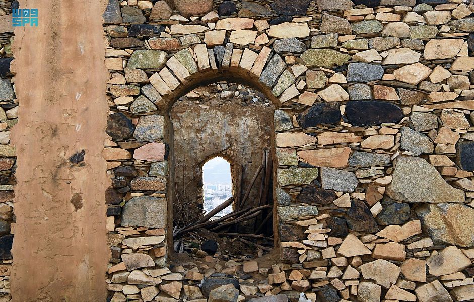 قلعة شمسان وجهة سياحية ومعلم تراثي في أبها