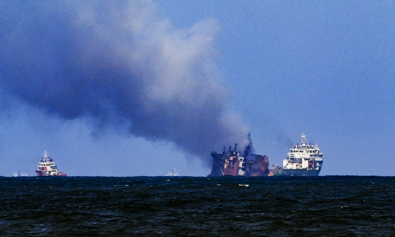 كارثة بيئية في سريلانكا بسبب غرق سفينة محترقة
