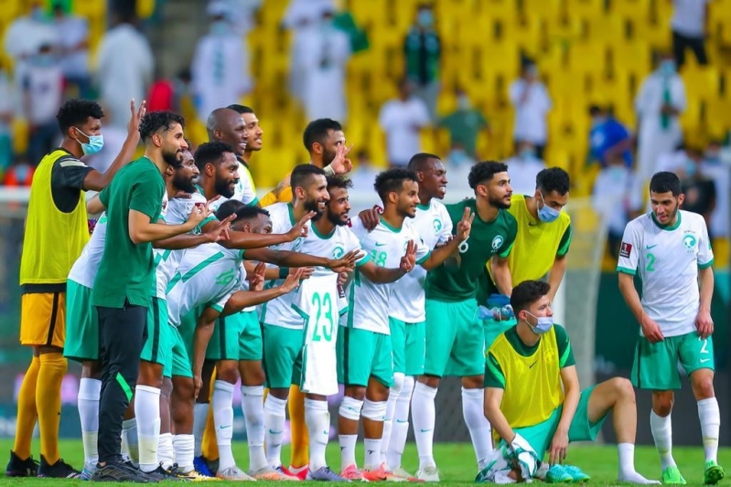 لاعبو المنتخب السعودي وحسان تمبكتي