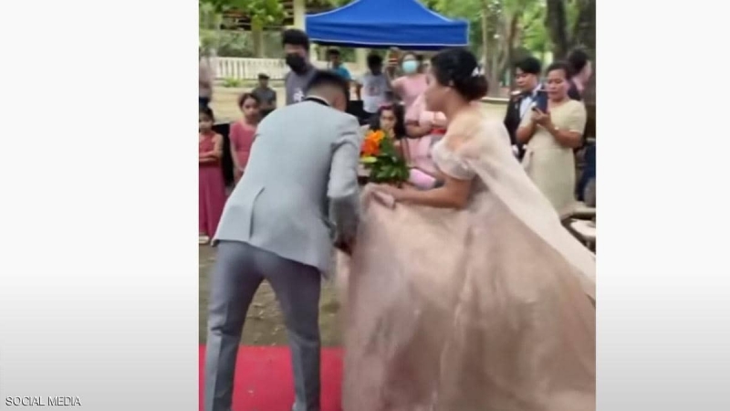 لحظة محرجة لعروسين من الفلبين بسبب رجل تحت فستان الزفاف !